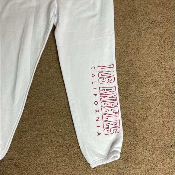 White sweatpants with pockets NWT!! - Picture 3 of 8